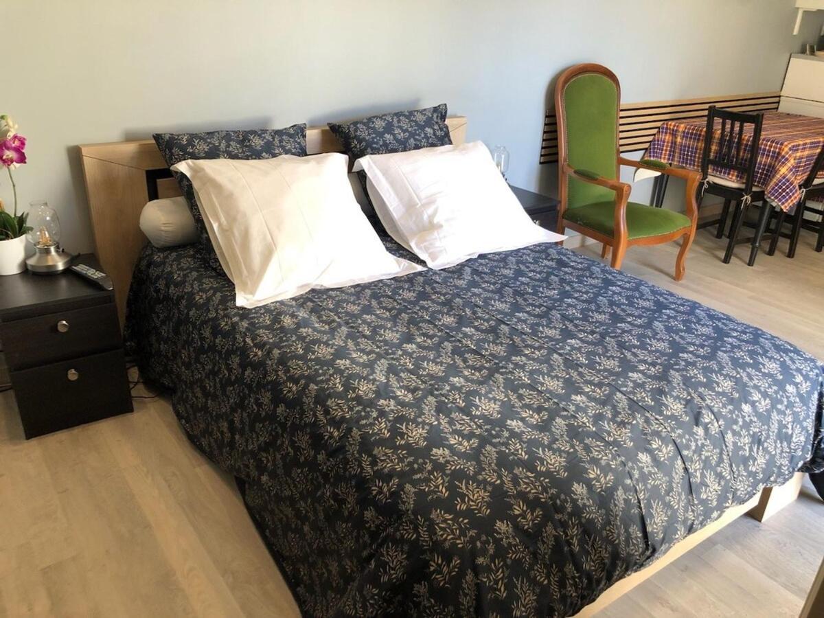 For 2 People Only In Pool Apartment Marseilles